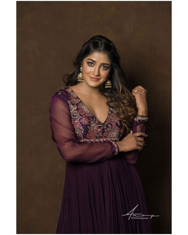 Staggering Poses Of Dimple Hayathi